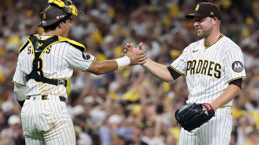 img of Cronenworth's HR, King's relief help Padres stay alive...
