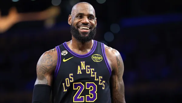 img of LeBron tells Lakers he plans to play elsewhere