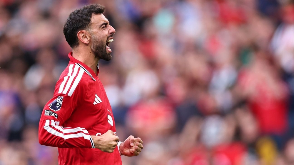 img of Man Utd thrash Ipswich, Fernandes nets hat trick