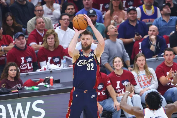 img of Sources: Sixers land Wade on 4-year, $39M deal