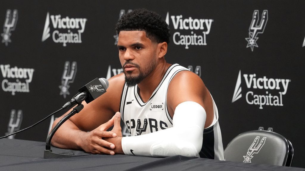 Spurs forward Harris to miss preseason with calf strain
